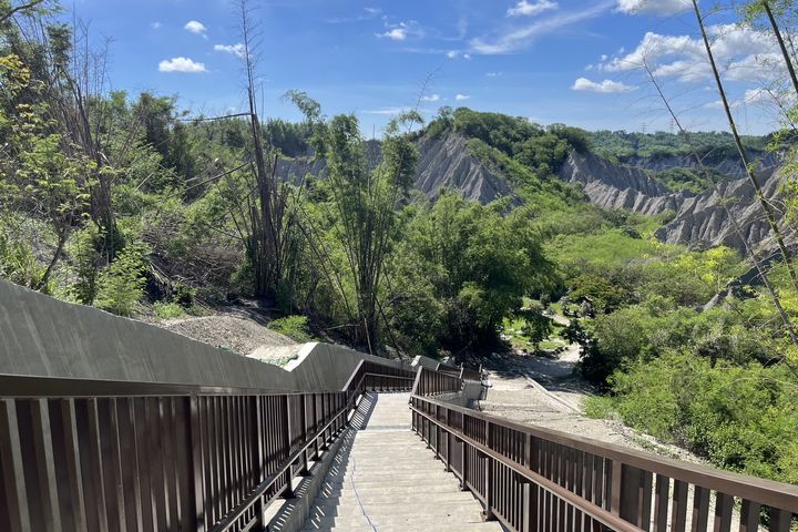 ▲月世界風景區天梯步道重建，順著走到月世界的頂端，以將美景盡收眼底。　圖：高雄市政府觀光局／提供