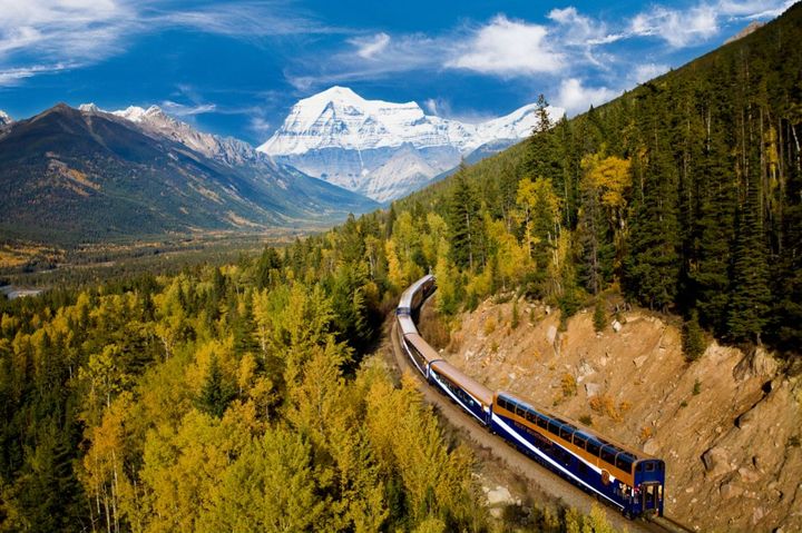 ▲體驗加拿大秋日楓況的「洛磯山之光」火車之旅。　圖：Travel Alberta／提供