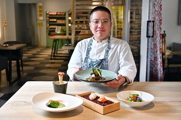 ▲仙桃素主廚陳又銘擅長以不同烹飪技法詮釋蔬食。　圖：高雄市政府觀光局／提供