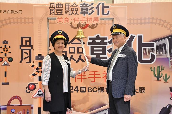 彰化縣縣長王惠美（左）日前啟動與台中中友百貨合作辦理的「2023體驗彰化－美食伴手禮展」。　圖：彰化縣政府／提供