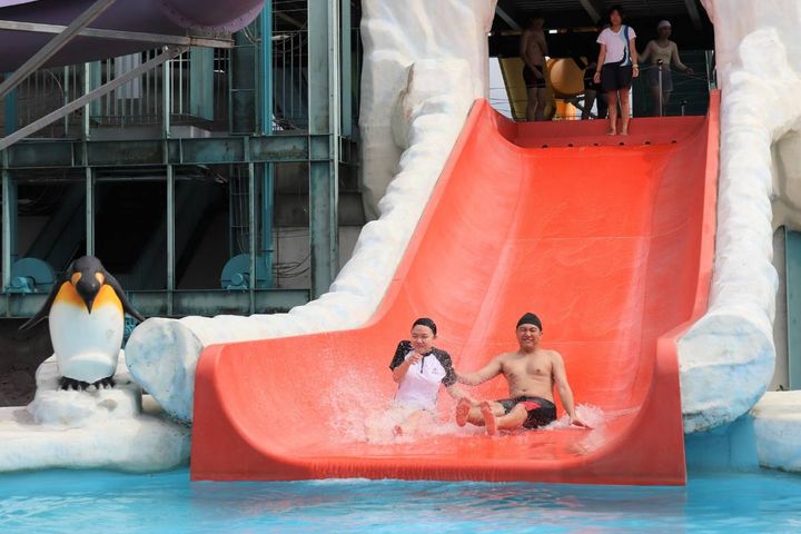 夏天最適合到樂園體驗刺激清涼的水上設施。　圖：六福村主題樂園／提供