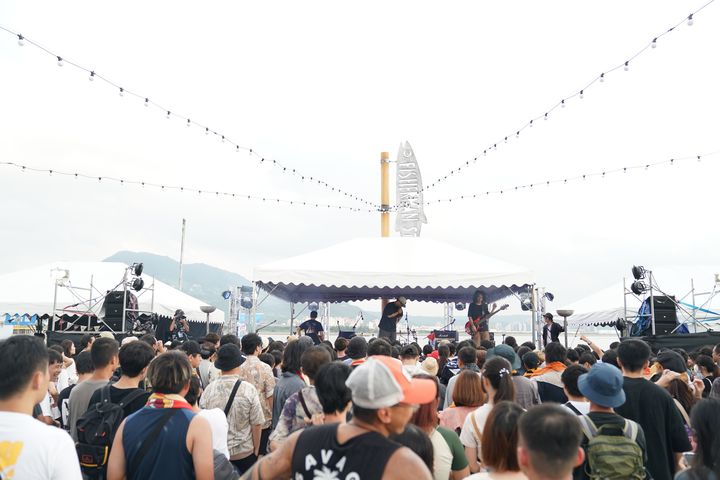 ▲淡水漁人舞台吸引眾多樂迷們前來感受青春狂熱的氣氛。　圖：新北市政府觀光旅遊局／提供