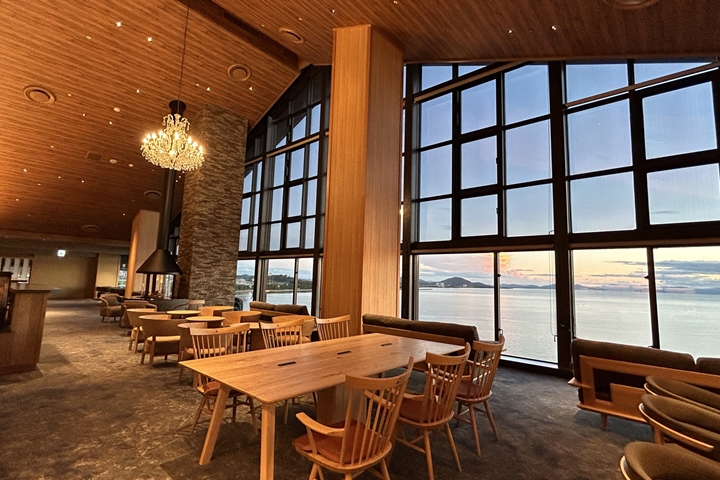 ▲館內10樓展望樓層不僅風光迷人，也同步展示當地傳統工藝品。　圖：Hotel New Awaji Group／來源