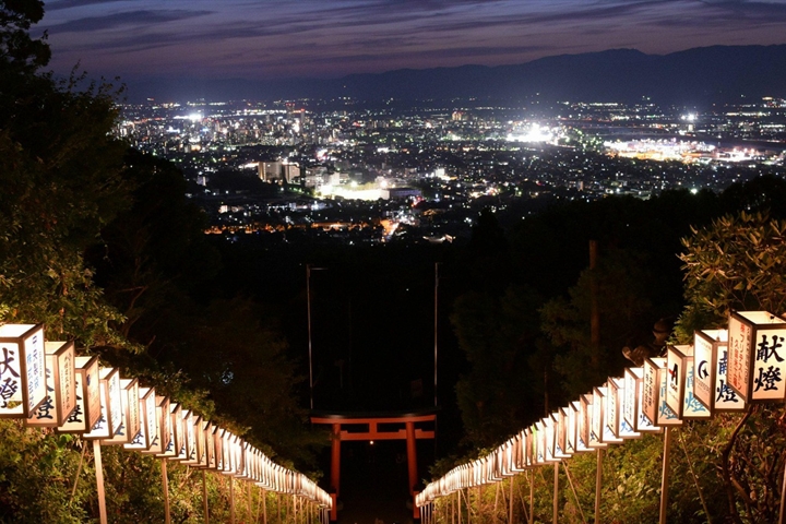 ▲別錯過前往「高良大社獻燈祭」，享受久留米的夏夜之美。　圖：久留米市PR事務局／來源