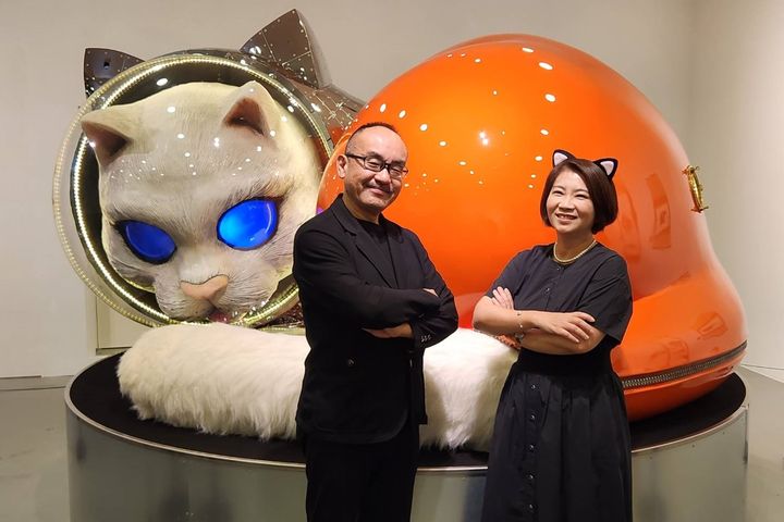 矢延憲司（左）首次在台灣個展，和屏東縣縣長周春米開心與作品合影。　圖：屏東縣政府／提供