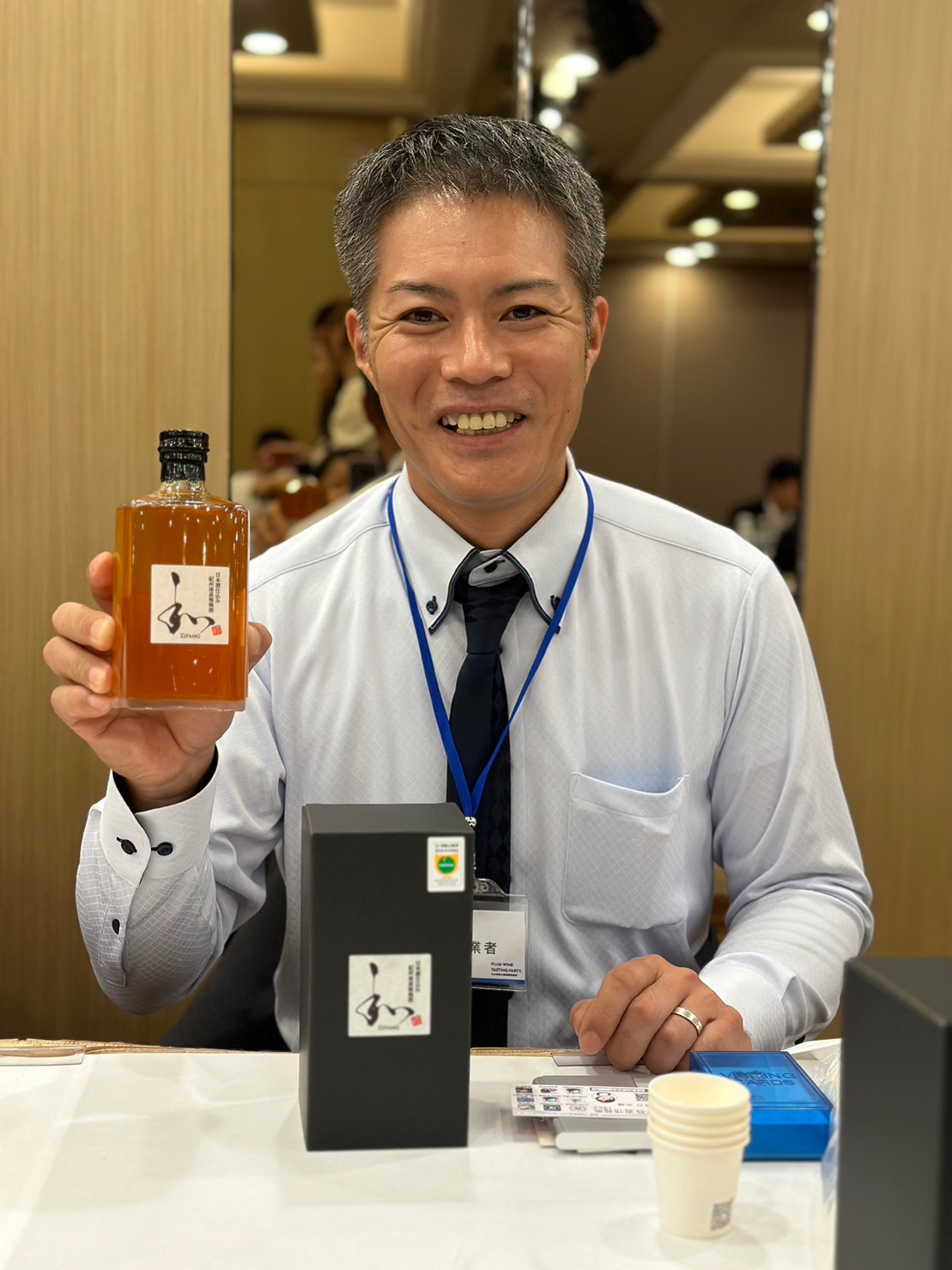 ▲橫山食品株式會社代表取締役 橫山譽士推薦「日本酒浸釀梅酒 ZIPANG」。【禁止酒駕；酒後不開車，安全有保障。】　圖：蔡雅雯／攝影