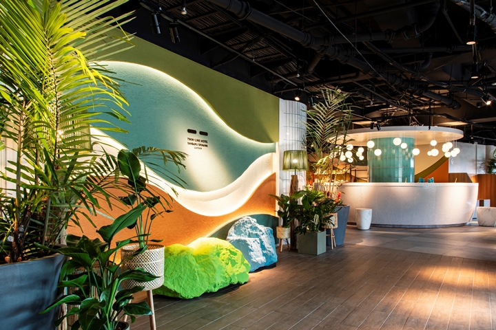 「TWIN-LINE HOTEL YANBARU OKINAWA JAPAN」飯店主打被自然與藝術圍繞，客房與館內都能欣賞沖繩在地藝術家的作品。　圖：KATO PLEASURE GROUP／來源