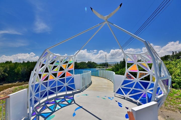 ▲象徵豐收的漁網造型空間雕塑，由海鳥拖曳而起，編織幸福網。　圖：台中市政府觀光旅遊局／提供