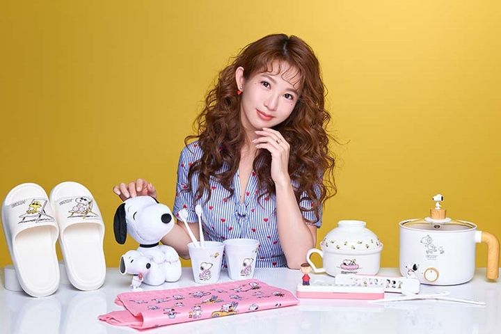 昇恆昌28週年慶邀請女星郭書瑤擔綱大使，她表示本檔超深折扣非常有感、很划算。　圖：昇恆昌免稅商店／提供