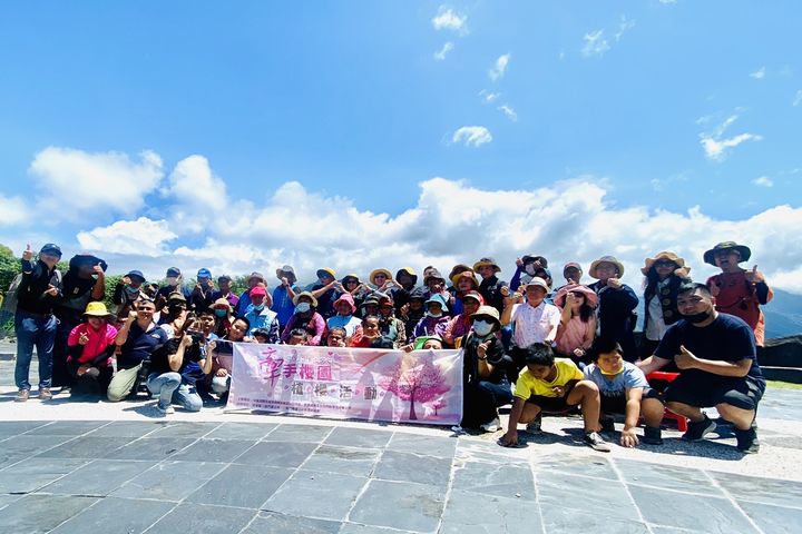 ▲茂管處日前在德文觀望山舉辦「牽手姻緣／千手櫻園」活動，浪漫種櫻花。　圖：茂管處／提供