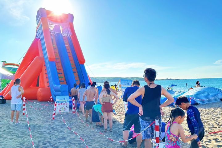 「玩夏北海岸」活動，氣墊樂園令人期待。 　圖：北海岸及觀音山國家風景區管理處／提供