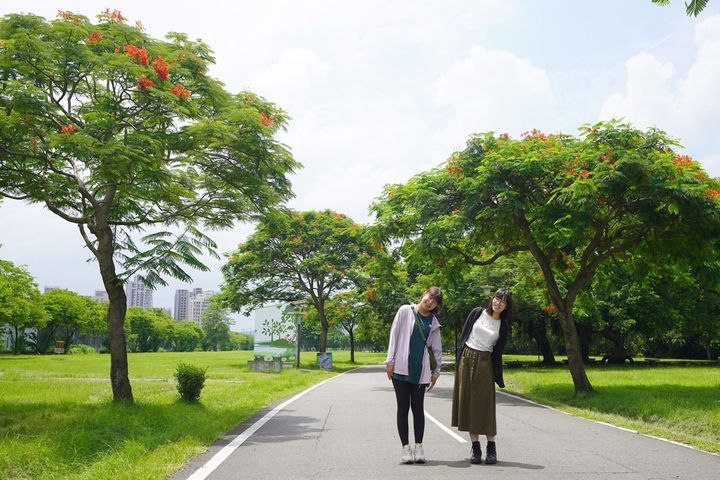 邀請好友一同於河濱公園賞遊留念。　圖：新北市政府水利局／提供