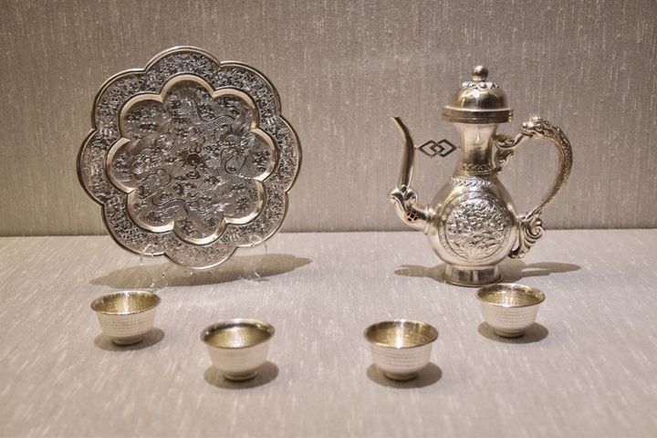 「魅力青海〜青海非物質文化遺產特展」中展出鎏金工藝製成的銀器。常用「八吉祥徽」和曼陀羅、妙翅鳥、龍、鳳、雄獅、怪獸、祥雲、寶焰等為裝飾圖案。　圖：海峽兩岸旅遊交流協會／提供