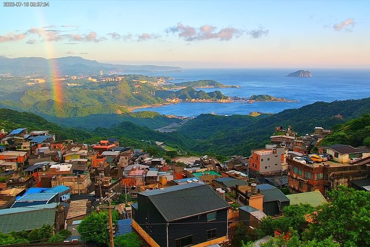 夕陽西下時分，餘暉將九份染上金黃色，山、海絕景宛如置身畫中。　圖：新北市政府觀光旅遊局／提供