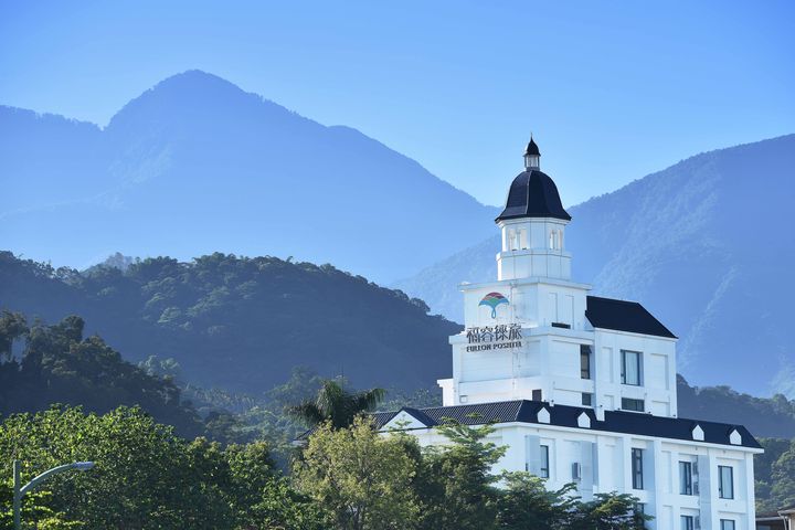 ▲福容徠旅水里白色仿歐式城堡的建築外觀，成為當地明顯的地標。　圖：福容徠旅水里／提供