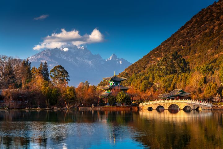 ▲雲南麗江玉泉公園黑龍潭秋日楓紅。　圖：shutterstock／來源