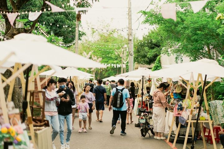 提前暖身慶中秋「朴通市集」畫柚子滾保齡球、推壺球贏月餅