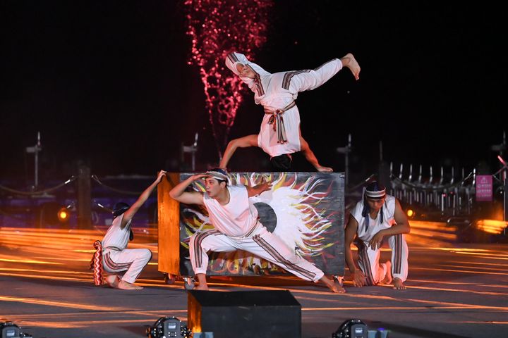 ▲結合大型水舞及雷射光影的原住民主題歌舞展演，是紅面鴨系列活動的一大特色。　圖：花蓮縣政府觀光處／提供