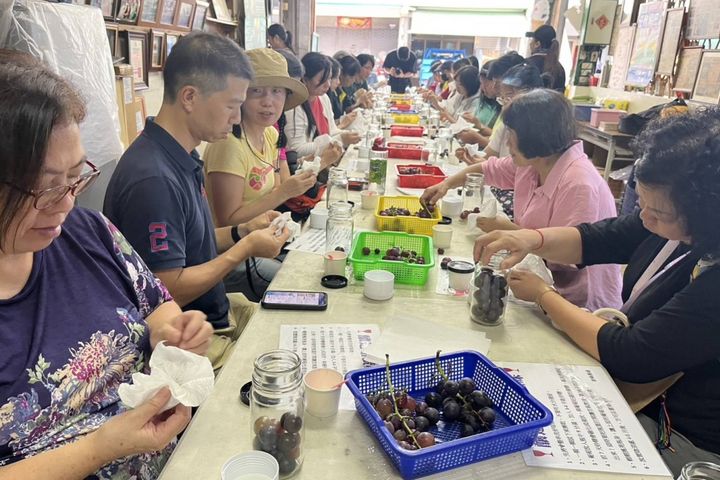 參與踩線行程的旅遊業者體驗葡萄酒DIY。　圖：台中市政府觀光旅遊局／提供 