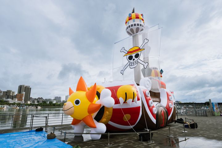 12公尺高的巨型千陽號陸上氣球，是「《ONE PIECE 海潮慶典》– 航向偉大的台南」活動重點之一。　圖：台南市政府觀光旅遊局／提供 