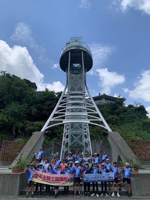 ▲自行車隊隊員於曾文水庫觀景台合照。　圖：交通部觀光局西拉雅國家風景區管理處／提供