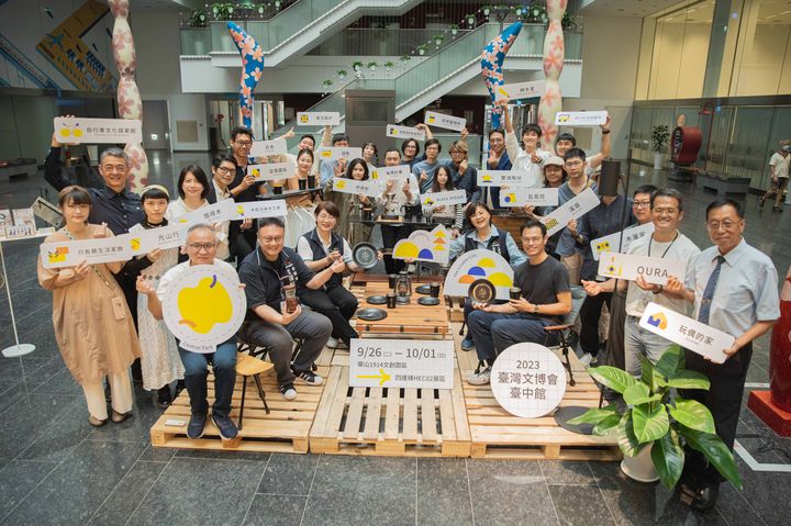 台中文化局搶先開箱將於2023台灣文博會展出的「台中．漫步．綠藍圖」。　圖：台中文化局／提供