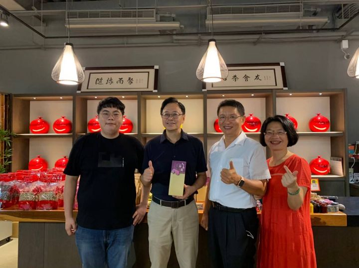 ▲桃園市長張善政（左2）拜訪隨緣茶空間與邱國雄夫婦合影。　圖：隨緣茶空間／提供