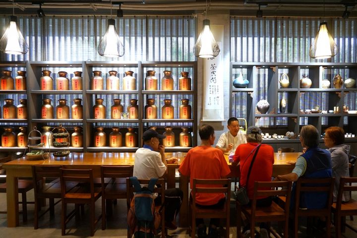 隨緣茶人文藝術園區創辦人邱國雄常常會親自泡茶，與來訪的旅客以茶會友。　圖：隨緣茶空間／提供