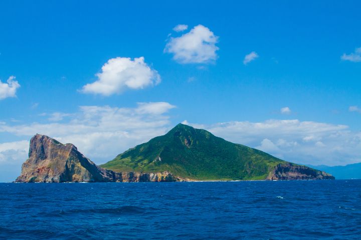 只要購買「烏石港賞鯨」及「龜山島登島」套票，即能搭乘台灣好行公車輕鬆出遊。　圖：交通部觀光署東北角暨宜蘭海岸國家風景區管理處／提供 