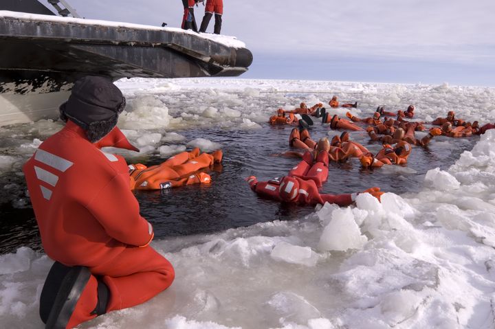▲搭乘拉普蘭內最大的旅遊破冰船「POLAR EXPLORERICEBREAKER」，並穿上特製防寒漂浮衣，體驗在極圈冰海裡游泳的樂趣。　圖：shutterstock／來源