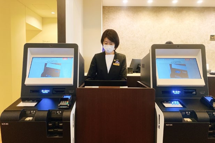 ▲除了人工服務，也設有自助式機台，提供住客快速辦理入住與退房手續。　圖：藤田觀光／來源