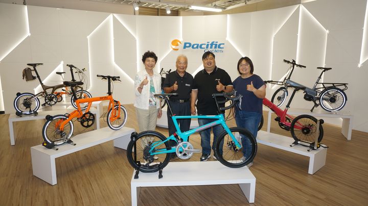 ▲（左起）台灣旅遊交流協會理事長賴瑟珍、太平洋自行車創辦人林正義、董事長林鳴皋、管理部協理林伊華。　圖：太平洋自行車博物館／提供