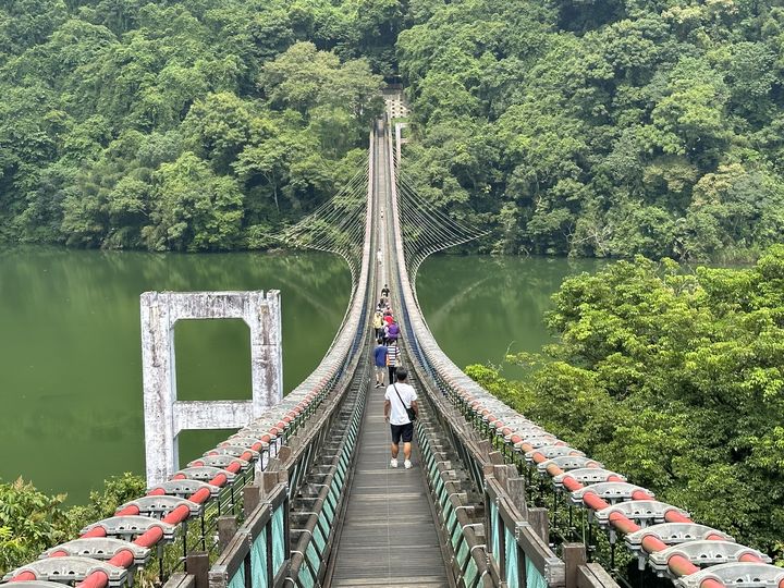 ▲新溪口吊橋可觀賞優美的大漢溪河谷。　圖：桃園市政府觀光旅遊局／提供