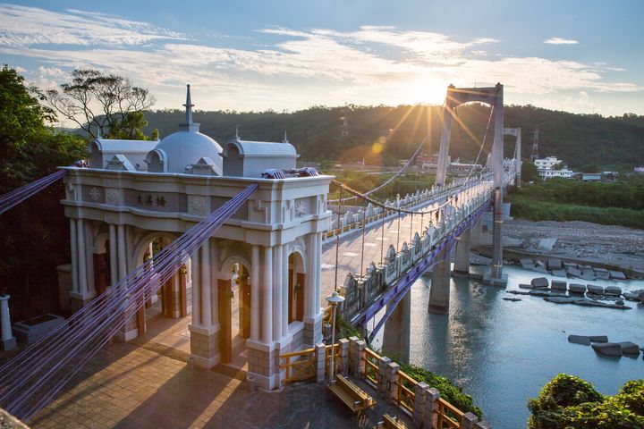 「大溪橋」到了夜間，輝煌燦爛盡顯巴洛克式的華麗風情。　圖：桃園市政府觀光旅遊局／提供