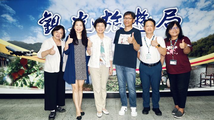 ▲（左起）台灣旅遊交流協會秘書長葉碧華、桃園市觀光旅遊局專員封清平、台灣旅遊交流協會理事長賴瑟珍、桃園市觀光旅遊局局長周柏吟、副局長施照輝、旅遊行銷科科長王修怡。　圖：桃園市觀光旅遊局／提供