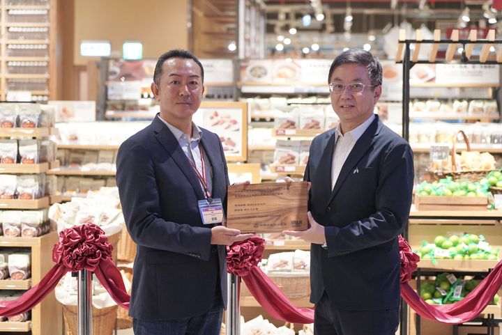 ▲林業及自然保育署計算固碳量證明，提供無印良品新店裕隆城門市。　圖：農業部林業及自然保育署／提供