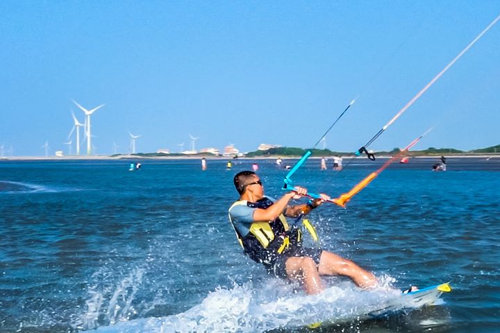 風箏衝浪競賽。　圖：台中市觀光旅遊局／提供