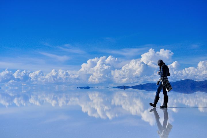 ▲玻利維亞的烏尤尼鹽田經積水過後呈現自然的鏡面，將世界的壯闊折射呈現於旅客眼前。　圖：shutterstock／來源