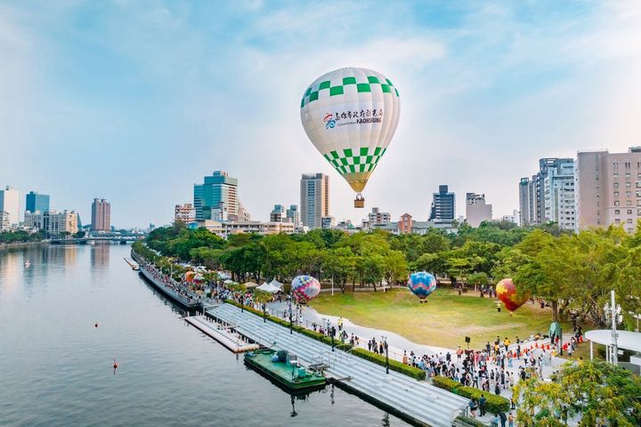 期間限定的高雄愛河美景，讓人流連忘返。　圖：高雄市政府觀光局／提供 