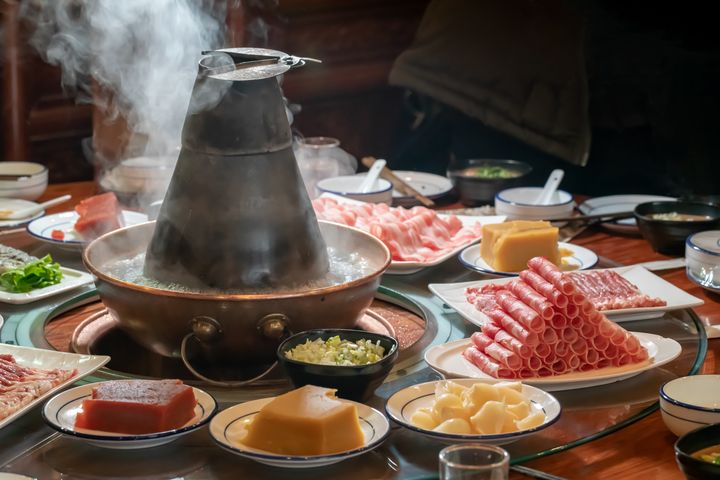 ▲東北酸菜白肉火鍋以回甘的酸菜為湯底。　圖：shutterstock／來源