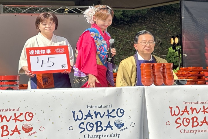 岩手縣長達增拓也在跟花卷市長、盛岡市長的吃麵示範賽中奪冠，共吃了45碗。　圖：蔡雅雯／攝影