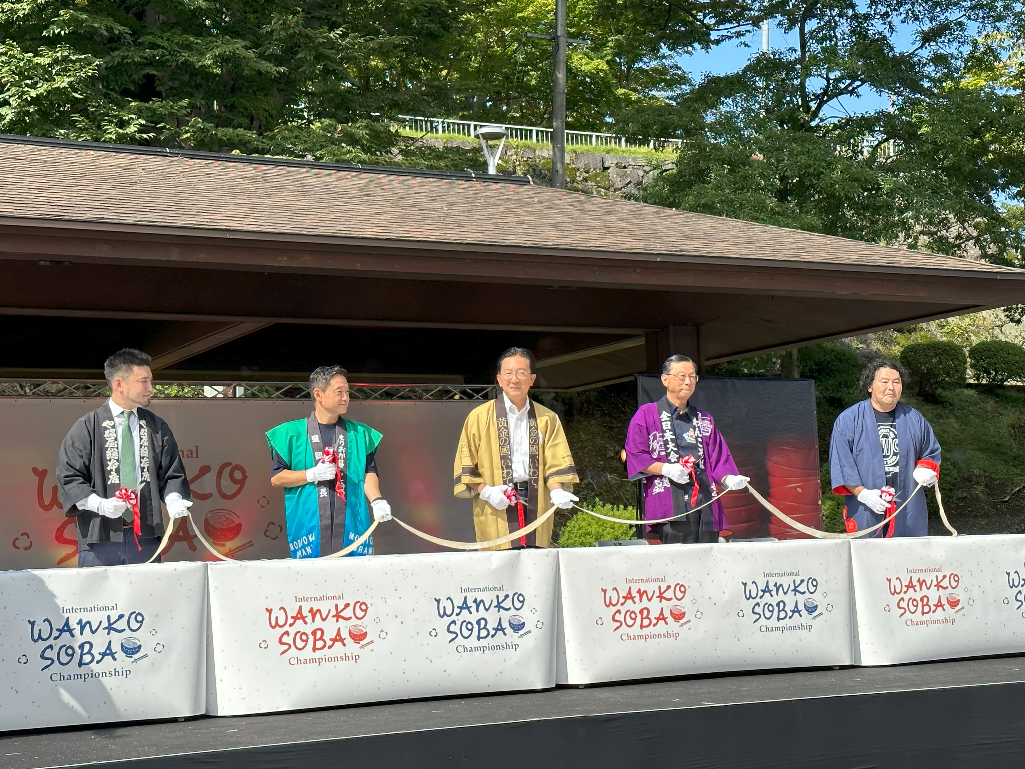 ▲(左2起)花卷市長上田東一、岩手縣長達增拓也、盛岡市長內館茂為首屆碗子蕎麥麵世界大會進行「剪麵」儀式揭開序幕。　圖：蔡雅雯／攝影