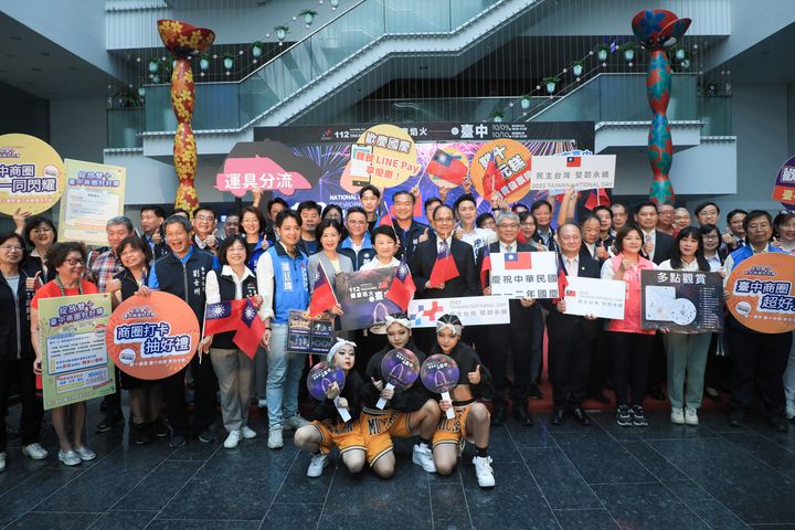 絢麗繽紛的國慶焰火，今年首創無人機搭載焰火表演。　圖：臺中市政府觀光旅遊局／提供