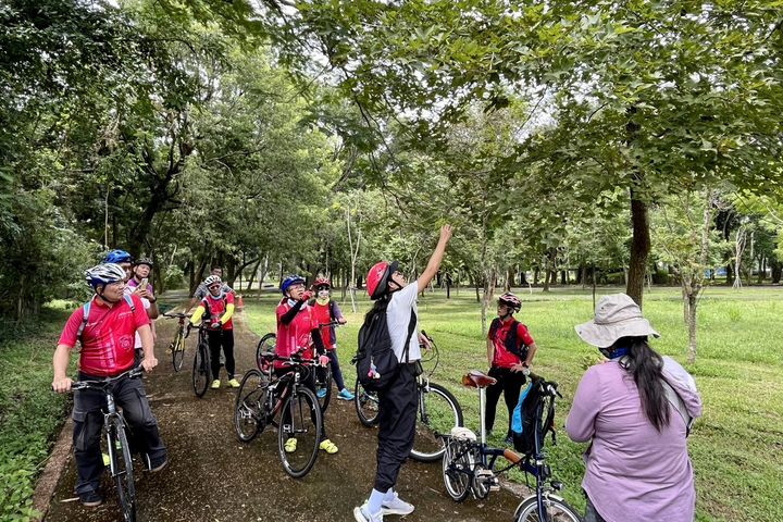 森騎新威植物圖鑑大搜集活動體驗邊騎自行車邊尋找植物的樂趣。　圖：茂林國家風景區管理處／提供