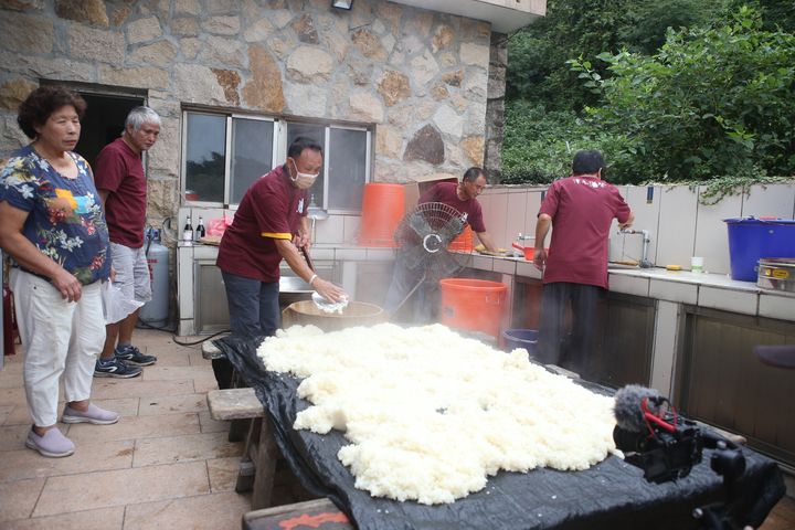 ▲津冬酒祭活動，現場釀酒師將糯米蒸煮、攤飯。　圖：峻盟國際／提供