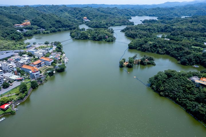 ▲面對明德水庫的「苗栗水漾月明度假文旅」周圍有日新島、海棠島、鴛鴦島包圍。　圖：苗栗水漾明月度假文旅／提供