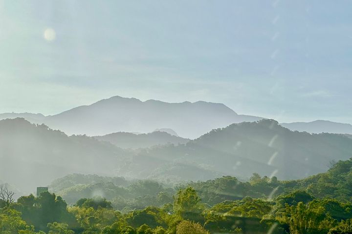 明德水庫群山環抱，景緻山明水秀，如夢似幻。　圖：苗栗水漾明月度假文旅／提供 