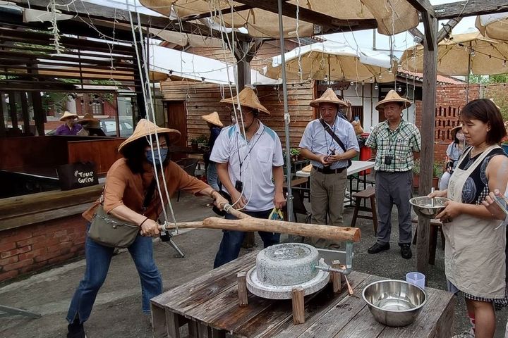 ▲東南亞市場臺灣地接社至後壁俗女村體驗以傳統石磨現磨米漿。　圖：西拉雅國家風景區管理處／提供