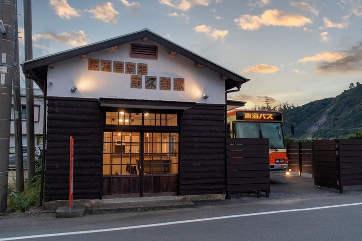 車站、巴士讓你住1晚！靜岡話題旅宿BUSTAY將登場