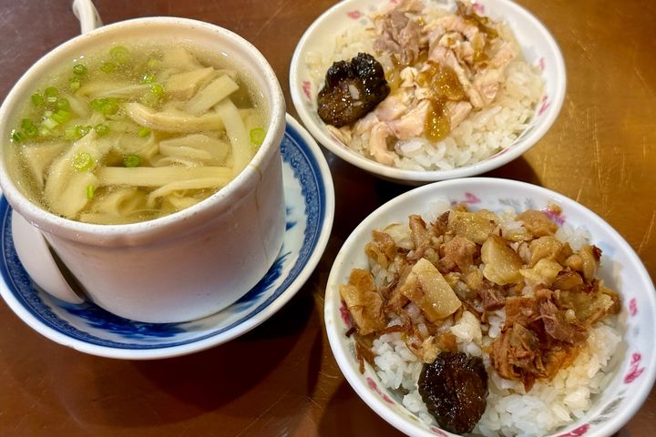 「在地食坊」受歡迎的火雞肉飯、魯肉飯大受歡迎。　圖：嘉義縣文化觀光局／提供 